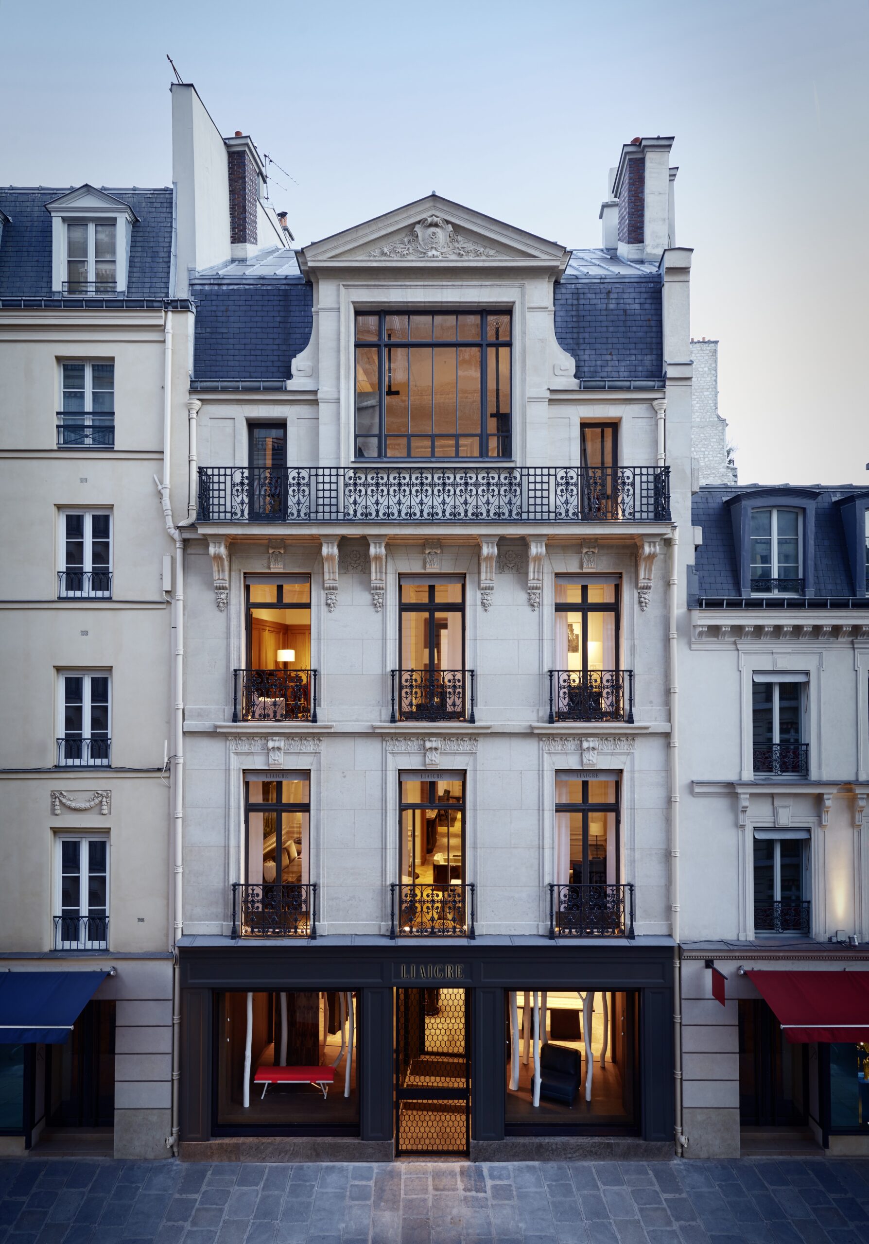 Dans le showroom Liaigre à Paris : quand architecture intérieure, design et art se rencontrent